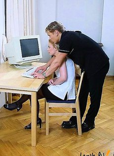 Играют вдвоем за компьютером