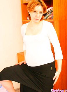 Взрослая тетка у себя дома мастурбирует