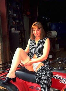 Приехала на мотоцикле к себе на дачу