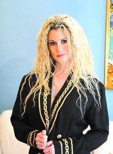 Блондинка с большими сиськами согласилась сделать минет