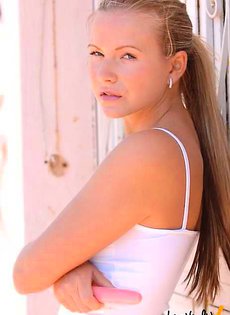 Занимается публичной мастурбацией