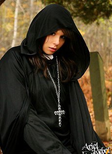 Сектантка с красивой фигурой