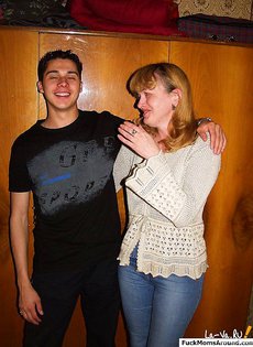 Взрослая тетка соблазнила парня заняться сексом