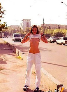 Русская девушка устраивает стриптиз по городу