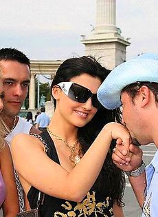 Туристы познакомились с местным шлюхами