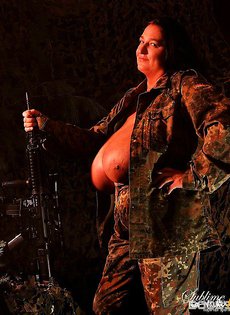 Огромные груди вместо бронежилета