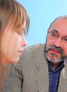 Студентка готова сосать у препода ради зачета