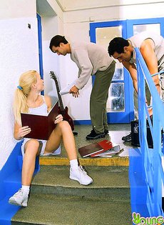 Выебали фанатку на лестничной площадке