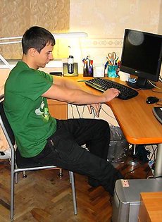 Молодой парень выебал девушку на компьютерном столе