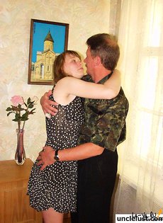 Взрослый мужик трахнул молодую девку