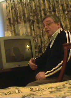 Старый мужик уговорил девушку отсосать у него в туалете