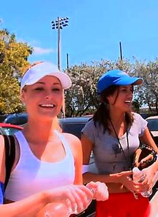 Одна из трех сучек согласилась заняться сексом в машине