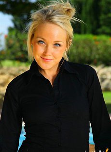 Блондинка с маленькими сиськами