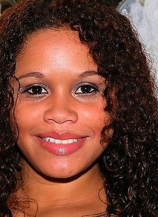 Трахнула себя в жопу двумя пальцами