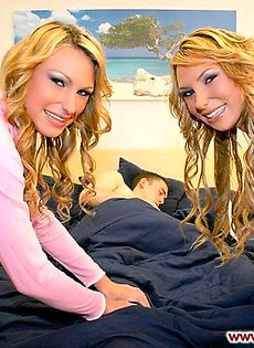 Близняшки из-за сильного желания трахаться разбудили парня