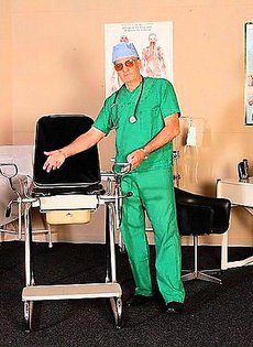 За хорошую новость, девушка согласилась лечь под доктора