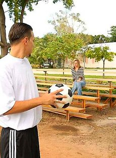 Мужичек воспользовался доверчевостью блондинки и легко соблазнил её на секс