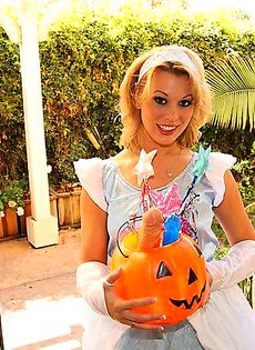 На примере самотыка девушка показывала, то как она умеет сосать