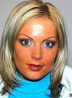 Самостоятельно смогла выебать себя в пизду