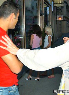 Познакомились на вечерней прогулки и остались вместе на все ночь занимаясь сексом