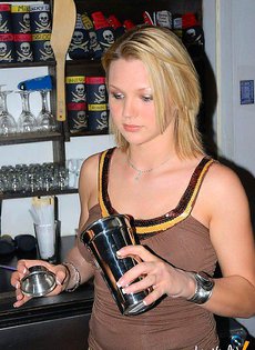 Мужик смог уломать бармена заняться сексом