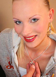 Кончил на вагину стройной блондинки