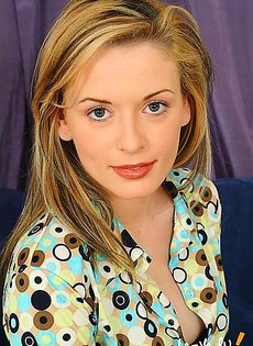 Девушка постепенно разделась до гола