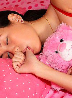 Позабавился со спящей крошкой в её постели