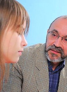 Секс пенсионера с молодой девушкой