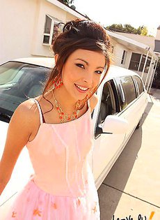 Трахнул свою новоиспеченную жену в тонированном лимузине