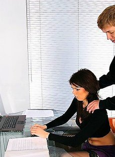 Помог расслабиться своей девушке трахнув ее в пизду