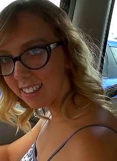 Очкастой красотке стало скучно и она решает потеребить письку и сиськи