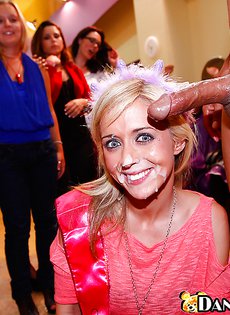 Групповой минет на корпоративной вечеринке