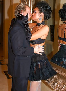 Гламурная латина Ангелина Валентайн обожает хардкор секс и минет