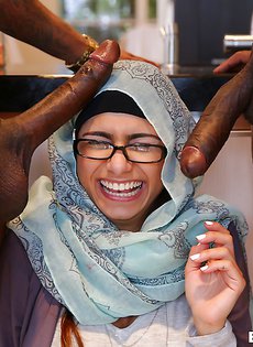 Миа Халифа полирует два здоровенных черных писюна