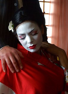 Развратная брюнетка в чулочках согласилась на половой акт