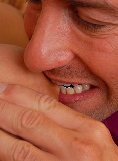 Жирную бабенку мужик поимел в волосатую промежность