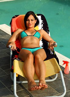 Сняла купальник и продемонстрировала промежность