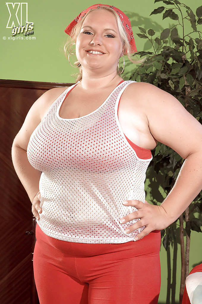 Откровенная фото сессия жирной белобрысой женщины