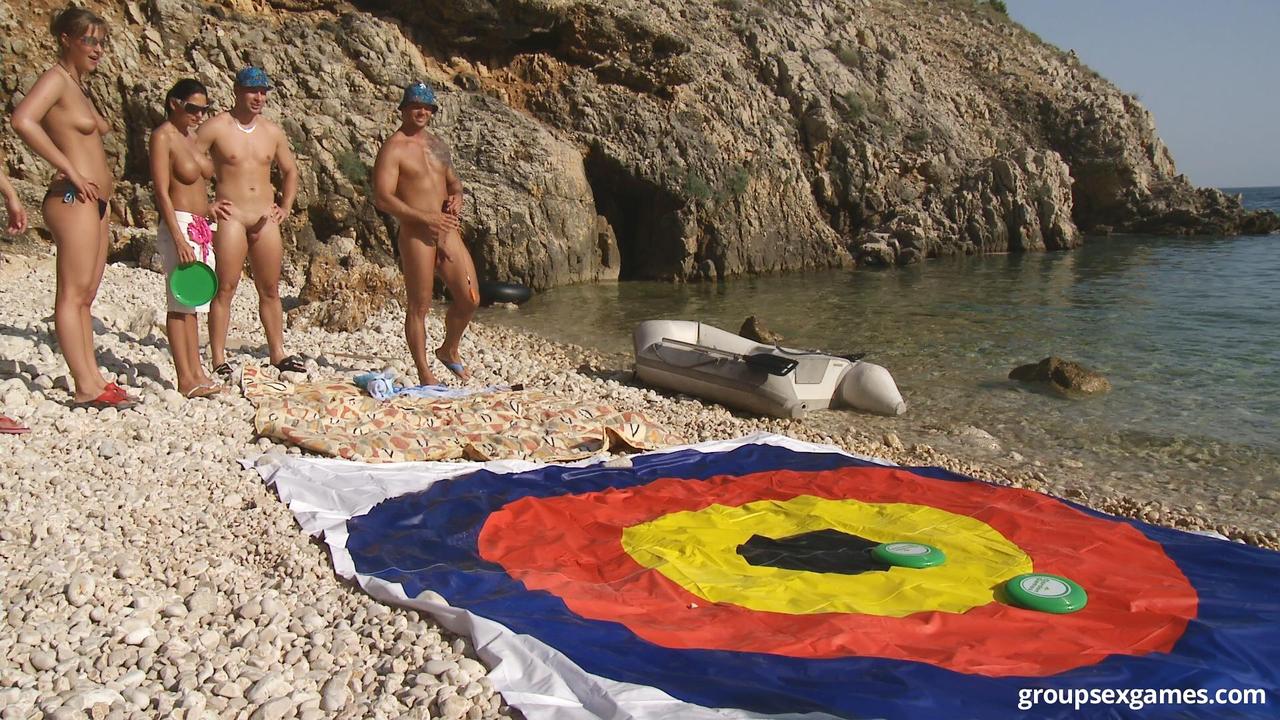 Групповой секс с жаркими красавицами на нудистском пляже