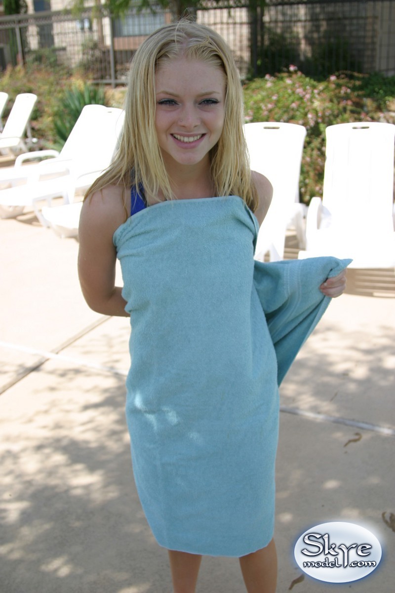 Совершеннолетняя симпатичная девушка в синем купальнике